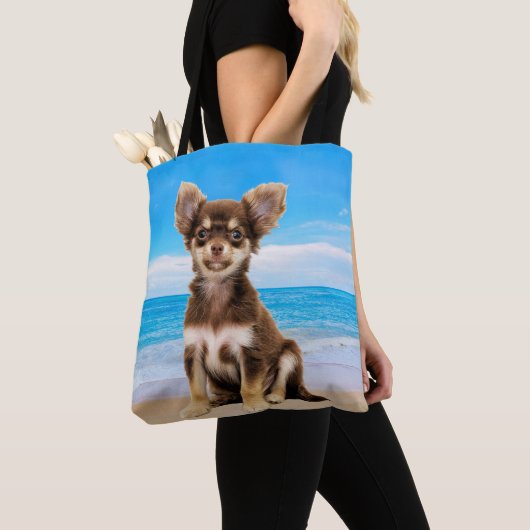 Tote Bag Chihuahua Chig assis sur la plage tropicale (De près)
