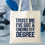 Tote Bag Chimie amusante Faites-moi confiance Diplôme Chem<br><div class="desc">Faites-moi confiance J'ai un diplôme en chimie. Un drôle de cadeau de graduation chimiste pour un scientifique qui travaille avec l'étude de la matière et des expériences. Un diplômé en sciences cool présent en bleu.</div>