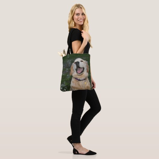 Tote Bag Chiot de golden retriever dans les bulles (Sur le modèle)