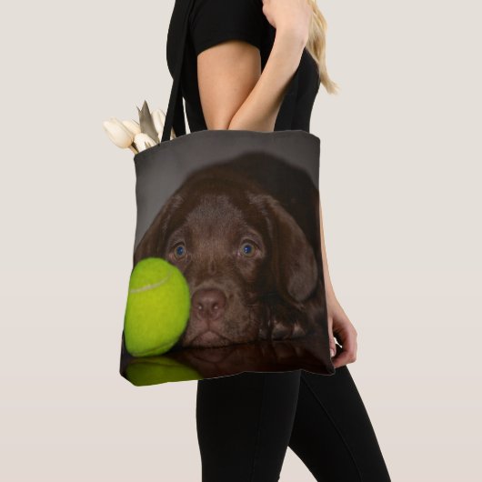 Tote Bag Chiot de Labrador de chocolat avec de la balle de (De près)