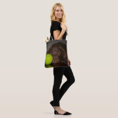 Tote Bag Chiot de Labrador de chocolat avec de la balle de (Sur le modèle)