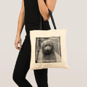 Tote Bag Chiot Goldendoodle en Jardin (Devant (produit))