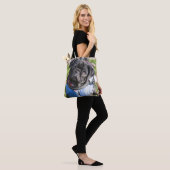 Tote Bag Chiot noir de carlin utilisant une veste (Sur le modèle)