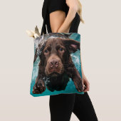 Tote Bag Chocolat Joueur Labrador nage sous l'eau (De près)