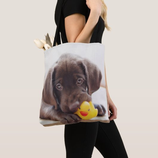 Tote Bag Chocolat Labrador Puppy With Toy Duck (De près)