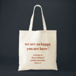 Tote Bag Chute de rouille mignonne Retro Mariage personnali<br><div class="desc">Célébrez votre mariage avec ce Sac fourre-tout d'accueil personnalisé de mariage rétro Chute rouille. Conçu dans des tons chauds et automnaux et une esthétique d'inspiration rétro, ce sac fourre-tout est le moyen parfait pour accueillir vos invités et partager votre gratitude pour leur présence lors de votre journée spéciale. La couleur...</div>
