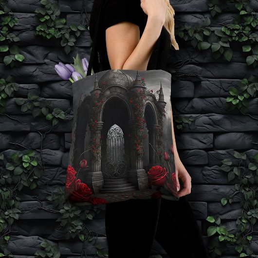 Tote Bag Cimetière gothique Gazebo avec des roses rouges la