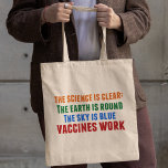 Tote Bag Citation de la science du travail pour la vaccinat<br><div class="desc">Hillary Clinton cite la vaccination : la science est claire : la terre est ronde, le ciel est bleu, les vaccins fonctionnent. Sac fourre-tout coloré pour sensibiliser les gens aux épidémies de rougeole et à la pandémie de Covid. Veuillez vacciner vos enfants afin de prévenir la propagation de maladies et...</div>
