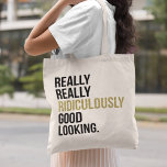 Tote Bag Citation Ridiculement Bonne<br><div class="desc">Il y a plus dans la vie que d’être vraiment, vraiment ridiculement beau. Mais cela ne veut pas dire que vous ne pouvez pas vous montrer un peu ! Le design présente le devis dans la typographie de bloc moderne avec des accents de fausse parties scintillant or (veuillez noter que...</div>