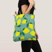 Tote Bag Citron simple, Arrière - plan vert. (De près)