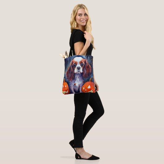 Tote Bag Citrouilles Cavalier King Charles Spaniel Hallowee (Sur le modèle)