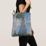 Tote Bag Claude Monet Femme à l'ombrelle Beaux-Arts<br><div class="desc">"Femme à l'omrelle - Madame Monet et son fils" (1875) est un chef-d'œuvre par excellence de Claude Monet, le père de l'impressionnisme français. Ce tableau emblématique capture un moment d'été fugace alors que son épouse Camille et son fils Jean se promènent à travers une prairie baignée de soleil. Monet utilise...</div>