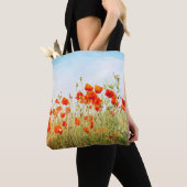 Tote Bag Close up poppies on field. Wild flowers in springt (De près)