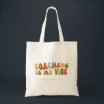 Tote Bag Coaching Retro super est My Vibe, Coach<br><div class="desc">Sac fourre-tout de style rétro "Coaching is My Vibe" pour les entraîneurs.</div>