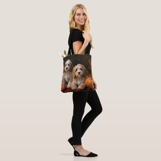 Tote Bag Cockapoo Puppy Citrouille d'automne (Sur le modèle)