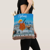 Tote Bag Cocktail Spritz sur une table avec vue sur Milan (De près)