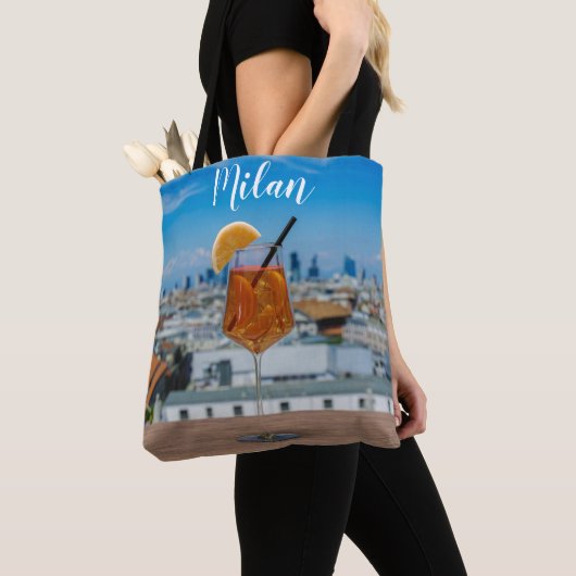 Tote Bag Cocktail Spritz sur une table avec vue sur Milan (De près)
