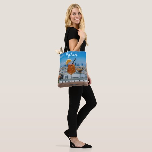 Tote Bag Cocktail Spritz sur une table avec vue sur Milan (Sur le modèle)