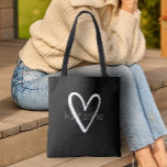 Tote Bag Coeur chic noir personnalisé<br><div class="desc">Ce sac fourre-tout noir est personnalisé avec votre nom dans une police simple sur un grand coeur blanc. Idéal pour vous-même,  pour vos demoiselles d'honneur,  club de lecture,  cadeau de remise de diplômes,  cadeau d'anniversaire,  cadeau d'enseignant ou toute occasion. PLUS de couleurs dans notre magasin.</div>