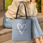 Tote Bag Coeur Chic Personnalisé Dusty Blue<br><div class="desc">Ce sac fourre-tout bleu poussiéreux est personnalisé avec votre nom dans une police simple sur un grand coeur blanc. Idéal pour vous-même,  pour vos demoiselles d'honneur,  club de lecture,  cadeau de remise de diplômes,  cadeau d'anniversaire,  cadeau d'enseignant ou toute occasion. PLUS de couleurs dans notre magasin.</div>