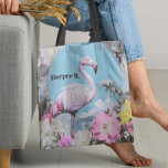 Tote Bag Collage Flamant rose rose rétrograde<br><div class="desc">Ce design d'inspiration rétro présente un flamant rose pastel audacieux sur fond de bleu vif, créant un contraste serein mais frappant. Autour du flamant, des fleurs délicates aux tons roses, jaunes et blancs évoquent une atmosphère de jardin rêvée et vintage, mêlant nature et art pop sans effort. Idéal pour les...</div>