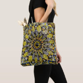 Tote Bag Conception de mandala dessinée à la main jaune ver (De près)