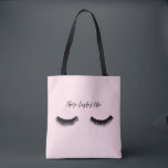 Tote Bag Conversation Lash - Ces Lashes Tho'<br><div class="desc">Lash Conversation II par Alicia Ludwig. Comprend des cils noirs en plumes et l'expression "Ces cils Tho'" contre un arrière - plan rose.</div>