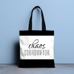 Tote Bag Coordinateur du Chaos Texte typographique<br><div class="desc">Un design simple de "coordinateur du chaos" dans un amusant texte typographique noir. Parfait pour cette maman occupée,  enseignant,  chef d'équipe sportive ou patron de travail.</div>