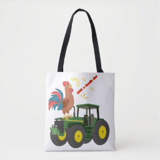 Tote Bag Coq croisant sur un tracteur vert et jaune