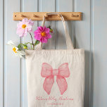 Tote Bag Coquette Fête des mariées esthétique mignonne Bow<br><div class="desc">Notre Sac fourre-tout Coquette Fête des mariées esthétique Cute Pink Bow, l'accessoire parfait pour votre journée spéciale. Ce sac fourre-tout incarne l'essence d'une esthétique jeune fille douce avec son design d'arc rose charmant, ajoutant une touche de fantaisie et d'élégance à toute occasion. Que vous soyez l'hôte d'une douche nuptiale, d'une...</div>