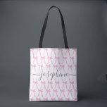 Tote Bag Coquette rose joli rubans arc personnalisées<br><div class="desc">Ajoutez une touche de charme girly à vos essentiels quotidiens avec ce sac fourre-tout rose de style coquette, avec une empreinte ludique de rubans arc dessinés à la main. Conçu pour les individus avant-couture qui adorent l'esthétique douce et douce, ce fourre-tout est à la fois pratique et joli. Entièrement personnalisable...</div>