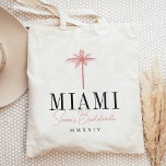 Tote Bag Coral Palm Tree Bachelorette Personnalisée<br><div class="desc">Bienvenue amis à votre week-end de bachelorette avec ces sacs fourre-tout personnalisés mignons. Parfait pour les lieux de plage ou tropicaux, ce design présente une illustration de silhouette de palmier rose corail avec votre destination en dessous (illustrée avec Miami) en lettrage serif classique. Ajoutez vos nom(s) ou nom(s) d'occasion sous...</div>