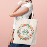 Tote Bag Coral rose Floral Verdure Monogramme Wreath<br><div class="desc">Le design de sac fourre-tout floral Whimsical propose de belles fleurs d'aquarelle et de la verdure dans une couronne ronde qui encadre votre nom monogramme personnalisé et initial. Les couleurs comprennent le rose vif, le corail orange, le jaune et le violet fleurs à la sauge luxuriante et le vert foncé...</div>