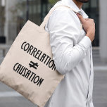 Tote Bag Corrélation n'est pas égal Causation Geek<br><div class="desc">La corrélation n'implique pas la causalité. Ce n'est pas parce qu'il y a une corrélation entre deux variables que l'une CAUSE l'autre. Un grand cadeau pour les scientifiques.</div>