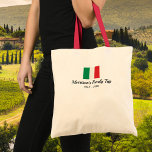 Tote Bag Correspondance famille Italie Voyage italien drape<br><div class="desc">Voyager en Italie avec votre famille ou un groupe de voyage? Ensuite ce sac fourre-tout est parfait - design avec le drapeau italien et 2 lignes de texte personnalisé. Ajoutez votre nom de famille ou de groupe, votre date de vacances ou tout texte personnalisé. Simple et classique - le parfait...</div>