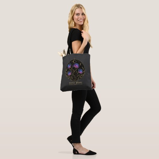 Tote Bag Cosmic Blooms – Celestial Floral Mandala flowers (Sur le modèle)