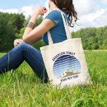 Tote Bag Coucher de soleil Blue Mountain Custom Family Road<br><div class="desc">Ce coucher de soleil vintage bleu cool sur les montagnes rocheuses dans la nature fait une image magnifique pour un ensemble de sacs fourre-tout customisés pour une réunion de famille, voyage sur la route, ou vacances d'été. Commémorez votre voyage en montagne avec des cadeaux nature assortis pour maman, papa, frère...</div>