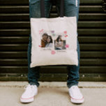 Tote Bag Couple personnalisé mignonne photos et cadeau text<br><div class="desc">Créez un souvenir intemporel avec notre chemise photo personnalisée pour les couples ! Personnalisez-le avec vos photos de couple préférées dans un design d'inspiration rétro, parfait pour les anniversaires, la Saint-Valentin, ou simplement parce que. Vous pouvez le customiser avec vos photos et texte. Cette chemise est un cadeau unique pour...</div>