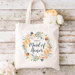 Tote Bag Couronne florale Monogrammée Maid d'honneur<br><div class="desc">Sacs fourre-tout personnalisés de mariage mariée personnalisés avec le nom de votre femme d'honneur ou autre texte personnalisé. Cet élégant design féminin possède une couronne florale d'aquarelle avec des fleurs gris bleu poussiéreux et jaune acajou. Utilisez les outils de conception pour personnaliser chaque monogramme, choisir une couleur arrière - plan,...</div>