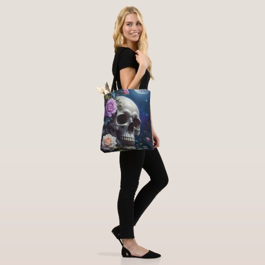 Tote Bag Crâne de Roses au Clair de Lune (Sur le modèle)