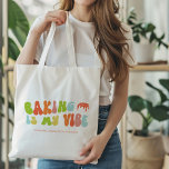 Tote Bag Cuisine rétro super est My Vibe, Baker<br><div class="desc">Offrez ce fourre-tout 'Baking Is My Vibe' au boulanger dans votre vie. C'est un grand cadeau pour les amateurs et les professionnels.</div>