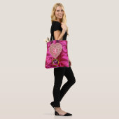 TOTE BAG CUPID LACE COEUR SOIE ROSE FUCHSIA CLOS MONOGRAMME (Sur le modèle)