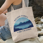 Tote Bag Custom Lake House Famille Réunion Vacances d'été<br><div class="desc">Ce sac fourre-tout de maison de lac sur mesure cool dispose d'une rivière bleue sereine entourée d'arbres et de votre texte personnalisé pour une réunion de famille,  un séjour de camping ou des vacances d'été. Customisez ce sac fourre-tout avec votre nom de famille ou autre nom de groupe.</div>