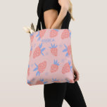 Tote Bag Cute Pastel Fraise Motif rose Personnalisé<br><div class="desc">Sac mignon et fruité idéal pour l'été dans les tons clairs rose et bleu. Personnalisez avec un nom ou cliquez sur modifier pour supprimer du texte et des traits pointillés si vous le souhaitez.</div>