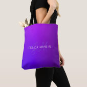 Tote Bag Dégradé Violet Moderne Nom & Monogramme (De près)