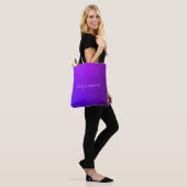 Tote Bag Dégradé Violet Moderne Nom & Monogramme (Sur le modèle)