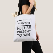 Tote Bag Démocratie : Doit être présent pour gagner (De près)