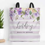 Tote Bag Demoiselle d'honneur Monogramme Fleurs de lilas et<br><div class="desc">Les sacs fourre-tout à monogramme personnalisés font le cadeau idéal pour vos demoiselles d'honneur et votre cortège de mariage. Ce joli design présente une bordure florale aquarelle dans des tons de violet pastel et de vert sur un fond rayé lavande. Personnalisez chaque sac avec le nom de vos demoiselles d'honneur...</div>
