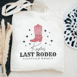 Tote Bag Dernier Rodeo Cowgirl Bachelorette Party<br><div class="desc">Bienvenue amis à votre cowgirl disco ou week-end de bachelorette à thème occidental avec ces sacs fourre-tout personnalisés mignons. Design présente une illustration de bottes de cow-boy rose rose poussiéreuse avec "dernier rodéo" en dessous. Ajoutez votre nom,  le nom du lieu et l'année.</div>