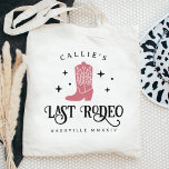 Tote Bag Dernier Rodeo Cowgirl Bachelorette Party<br><div class="desc">Bienvenue amis à votre cowgirl disco ou week-end de bachelorette à thème occidental avec ces sacs fourre-tout personnalisés mignons. Design présente une illustration de bottes de cow-boy rose rose poussiéreuse avec "dernier rodéo" en dessous. Ajoutez votre nom,  le nom du lieu et l'année.</div>